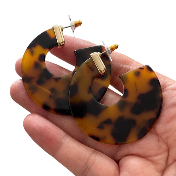 Tortoise shell cellulose acetate gold tone hoop earrings - Picture 3 of 5